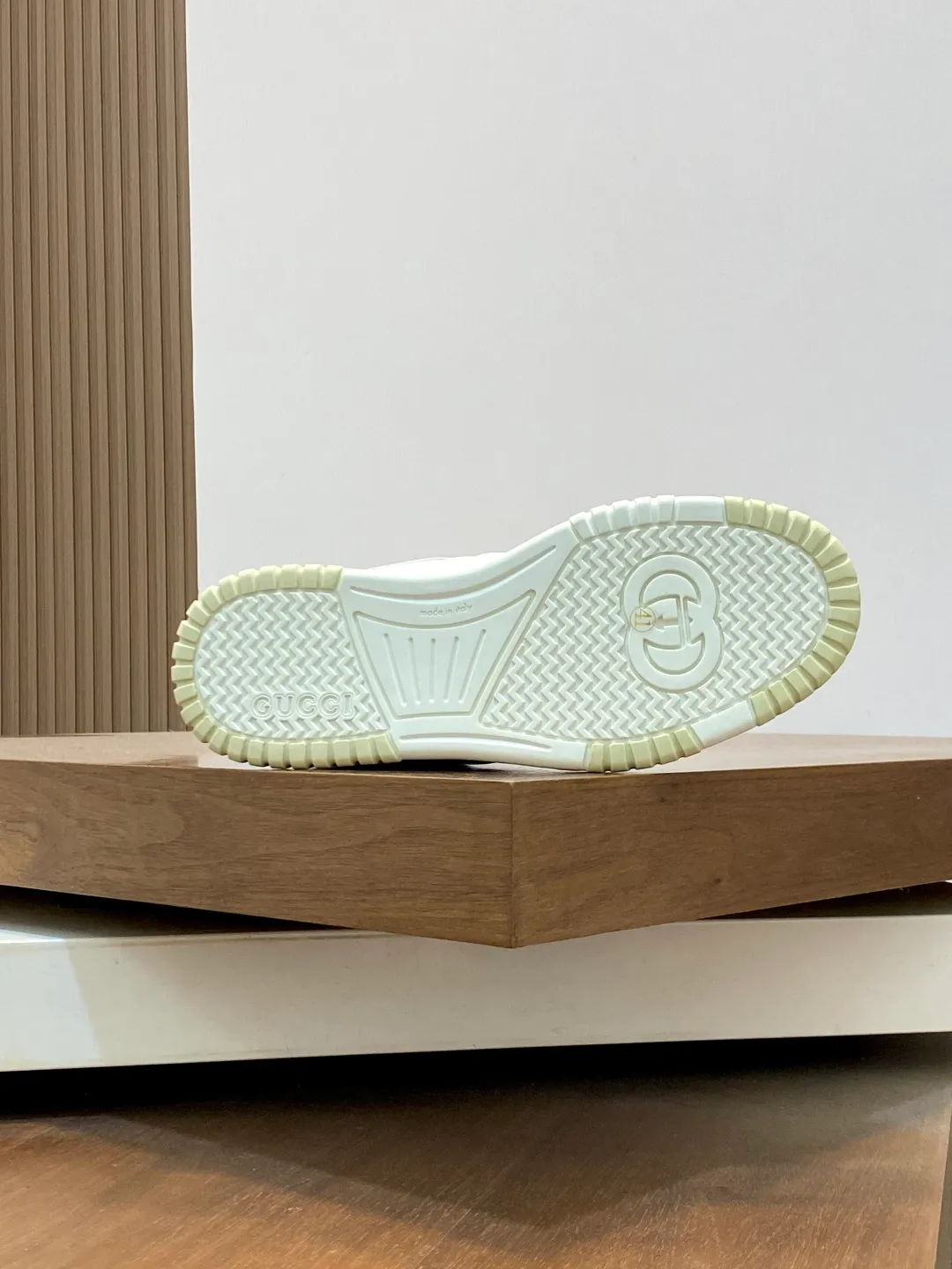 Men's Shoes 💰660 𝐆𝐮𝐜𝐜𝐢 𝐑𝐞-𝐖𝐞𝐛 As the first sneaker created by Sabato De Sarno for Gucci, the Re-Web series reinterprets the brand's classic stripes and sets off the modern silhouette design with bold and unique details. These shoes are crafted from white leather. This new sneaker is ingeniously decorated with many of the brand's classic details, and is equipped with a bright red and green webbing tongue, which will make people fall in love at first sight. White leather treated with a special process for softness and luster, with an embossed grainy texture. Script Gucci logo and interlocking G web label with Interlocking G and script Gucci logo. Rubber outsole with interlocking G detail eyelets. Web tongue. Size: 39-44 (customized for sizes 38 and 45)